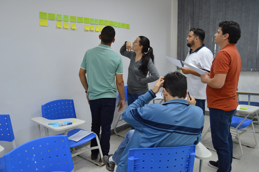 Alunos participando de dinâmica em grupo durante o curso